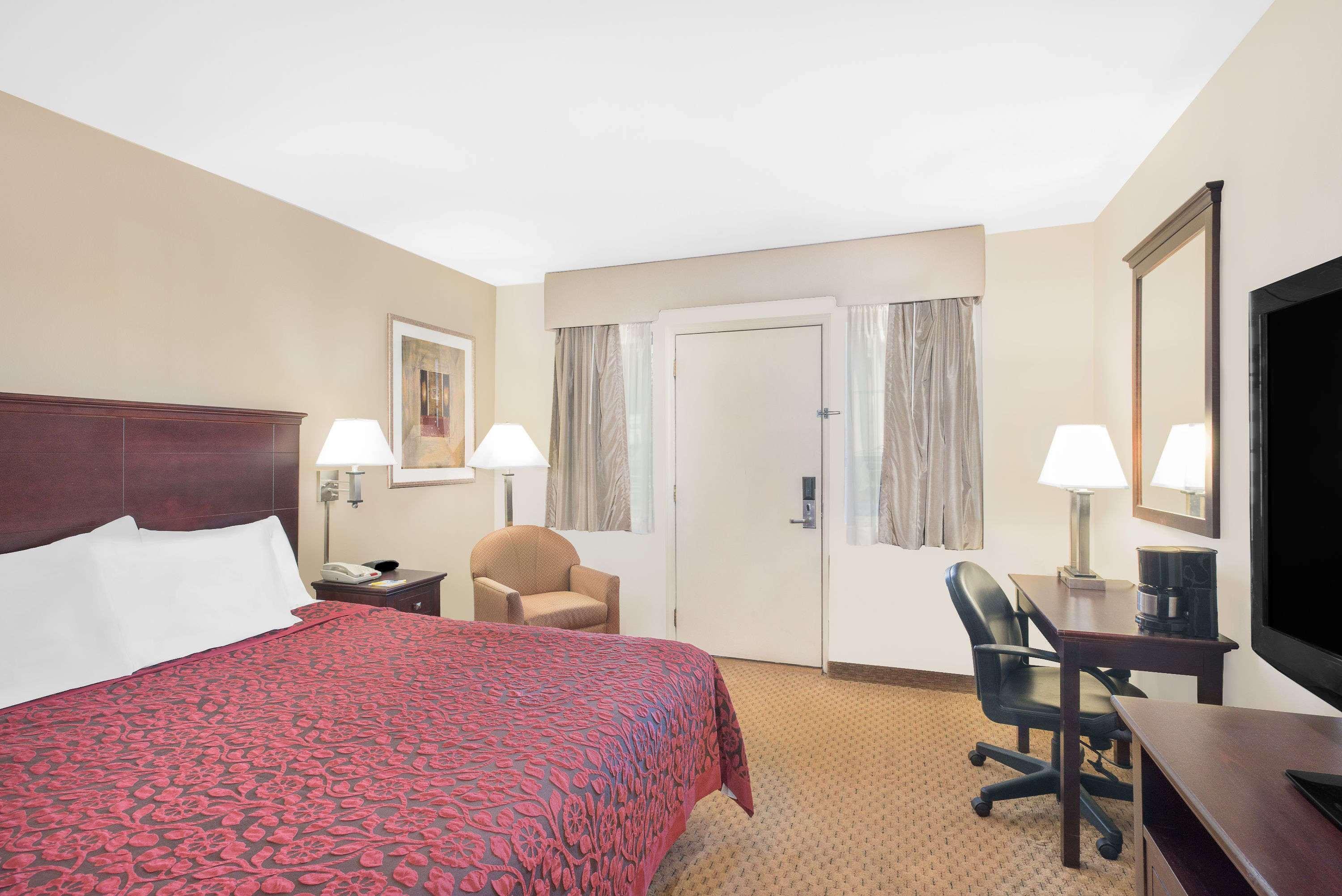 Days Inn By Wyndham Springfield/Phil.Intl Airport Экстерьер фото