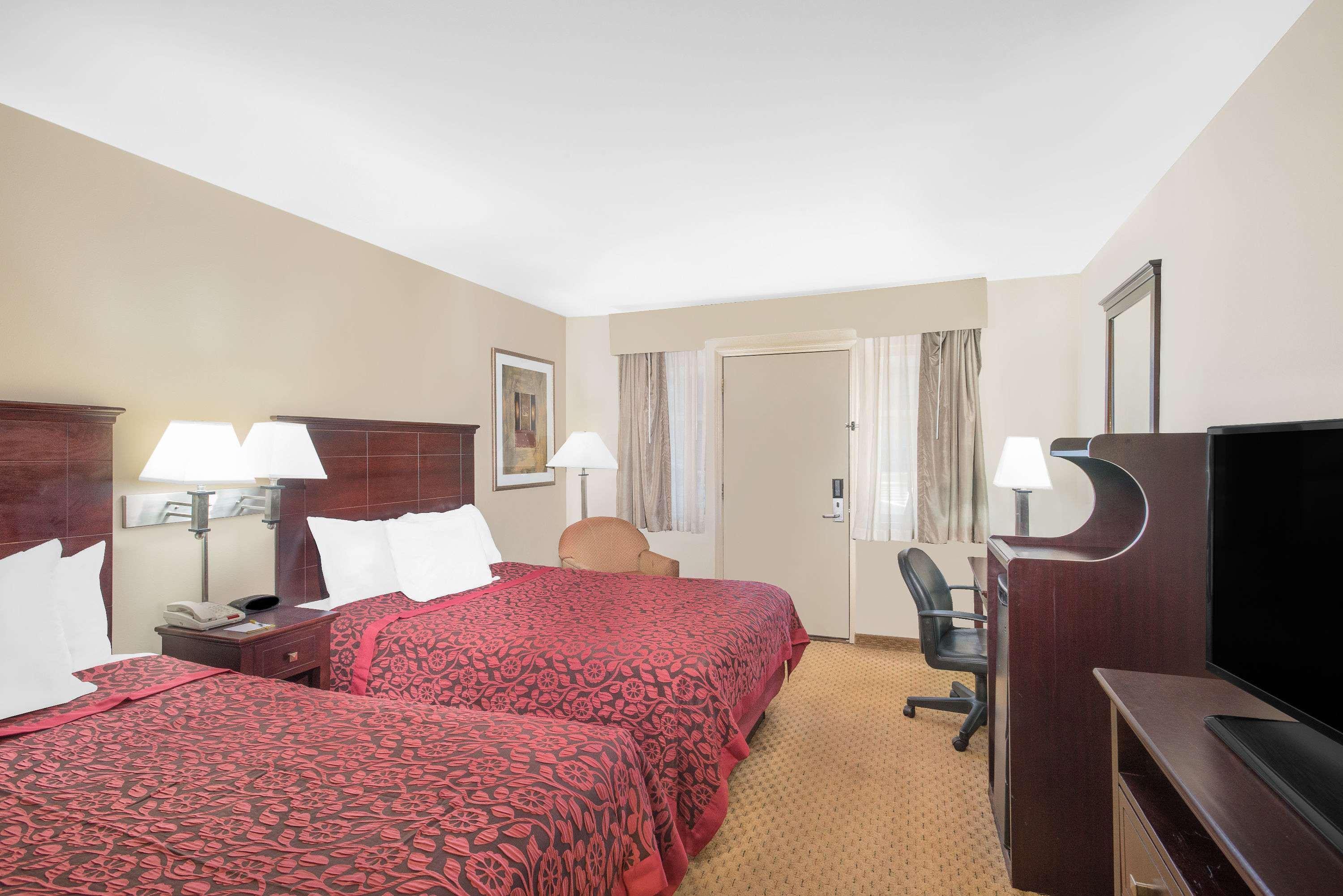 Days Inn By Wyndham Springfield/Phil.Intl Airport Экстерьер фото