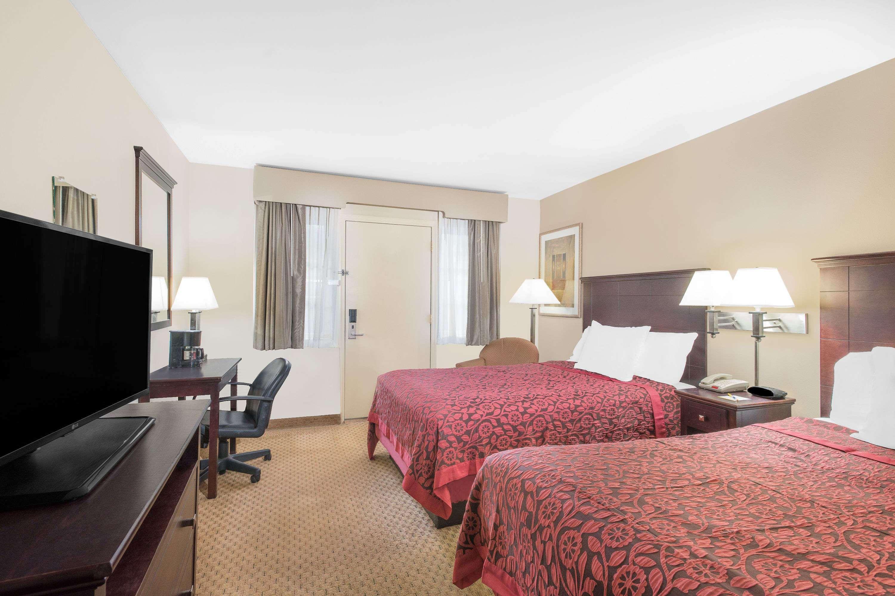 Days Inn By Wyndham Springfield/Phil.Intl Airport Экстерьер фото