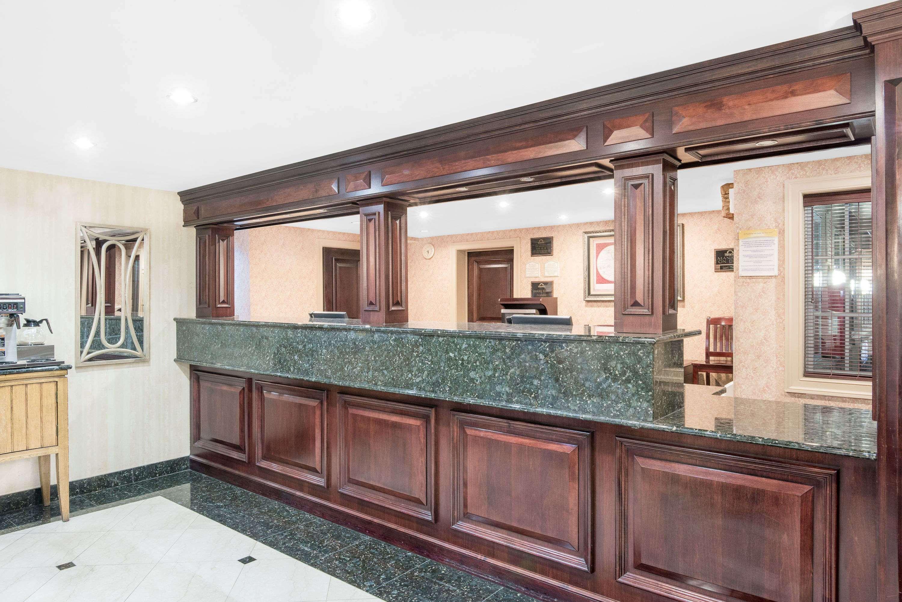 Days Inn By Wyndham Springfield/Phil.Intl Airport Экстерьер фото