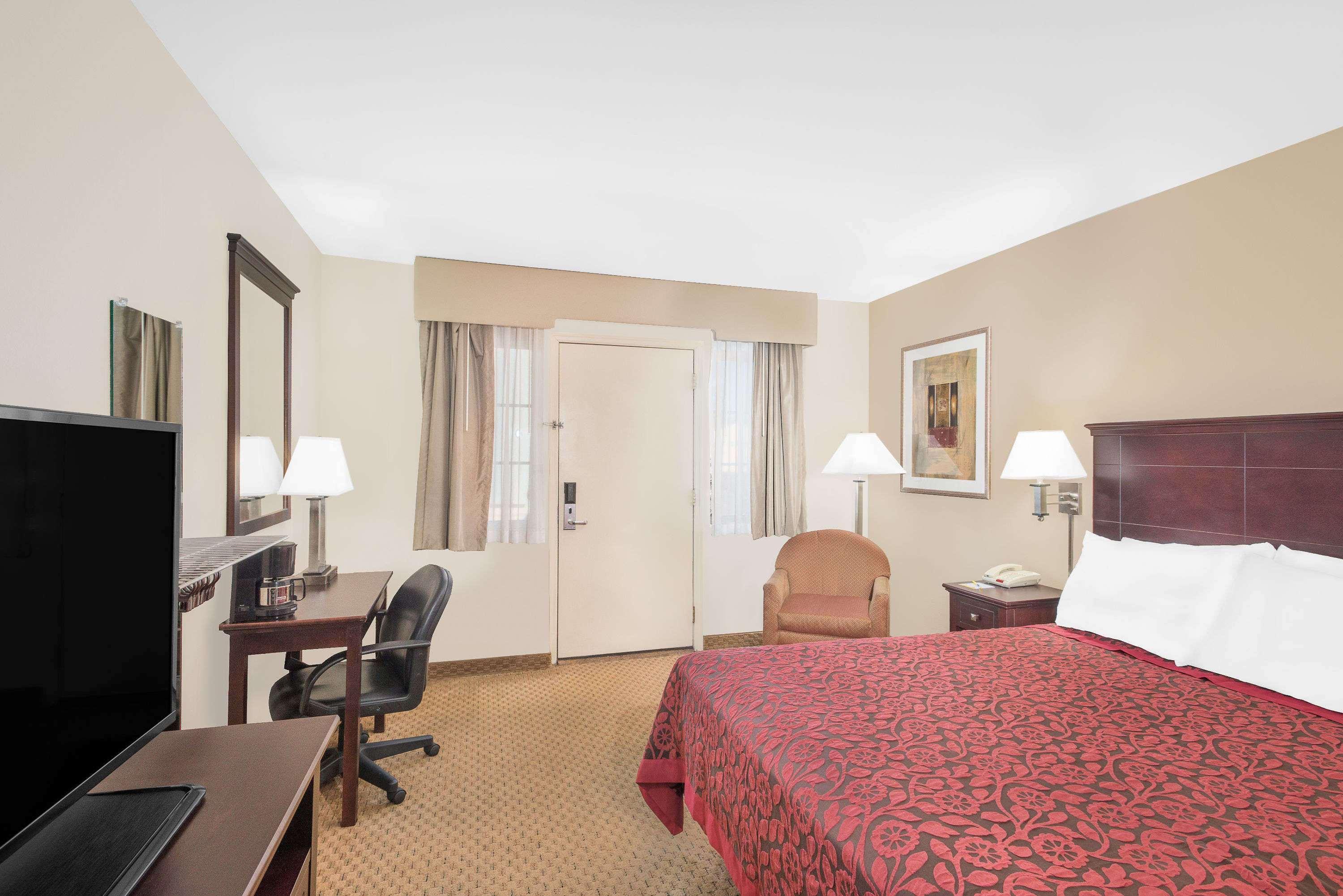 Days Inn By Wyndham Springfield/Phil.Intl Airport Экстерьер фото