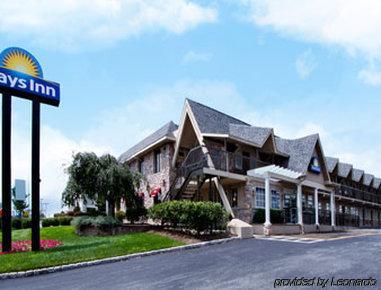 Days Inn By Wyndham Springfield/Phil.Intl Airport Экстерьер фото
